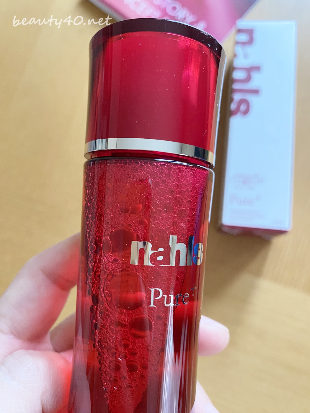赤いボトルの化粧水　ナールスピュア